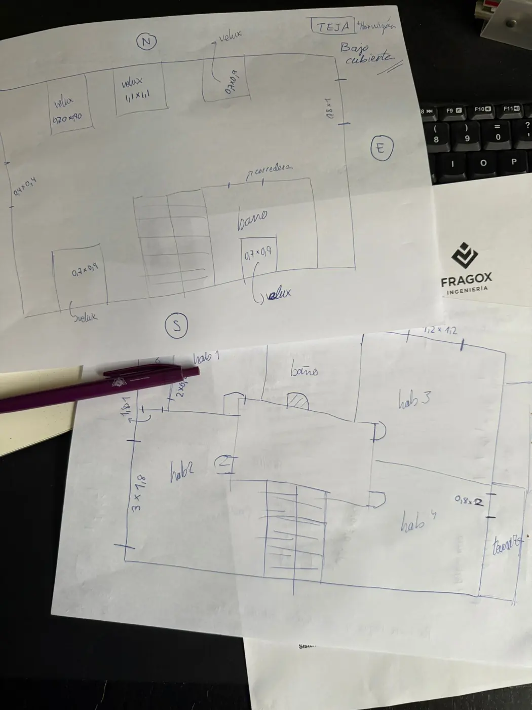 Croquis a mano de una vivienda con el logo de Fragox